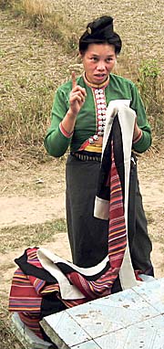 Tai Lue Woman selling Textiles by Asienreisender